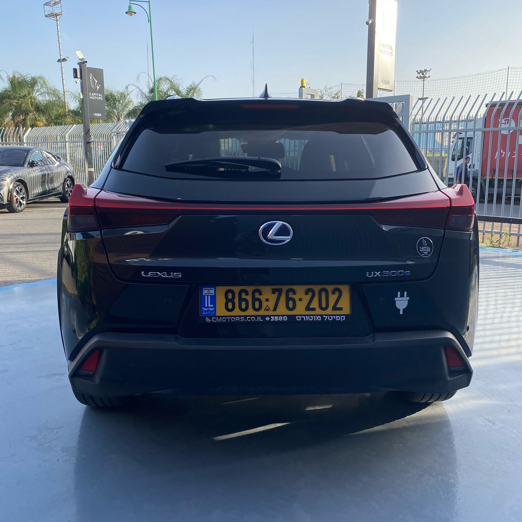 לקסוס  UX300 E 2022