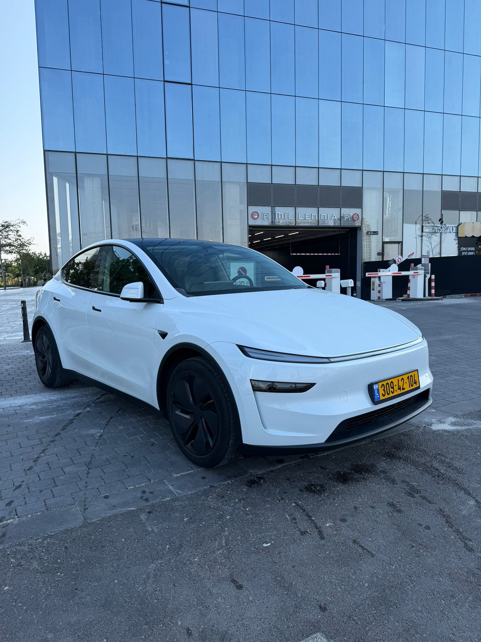 טסלה  Y 2025