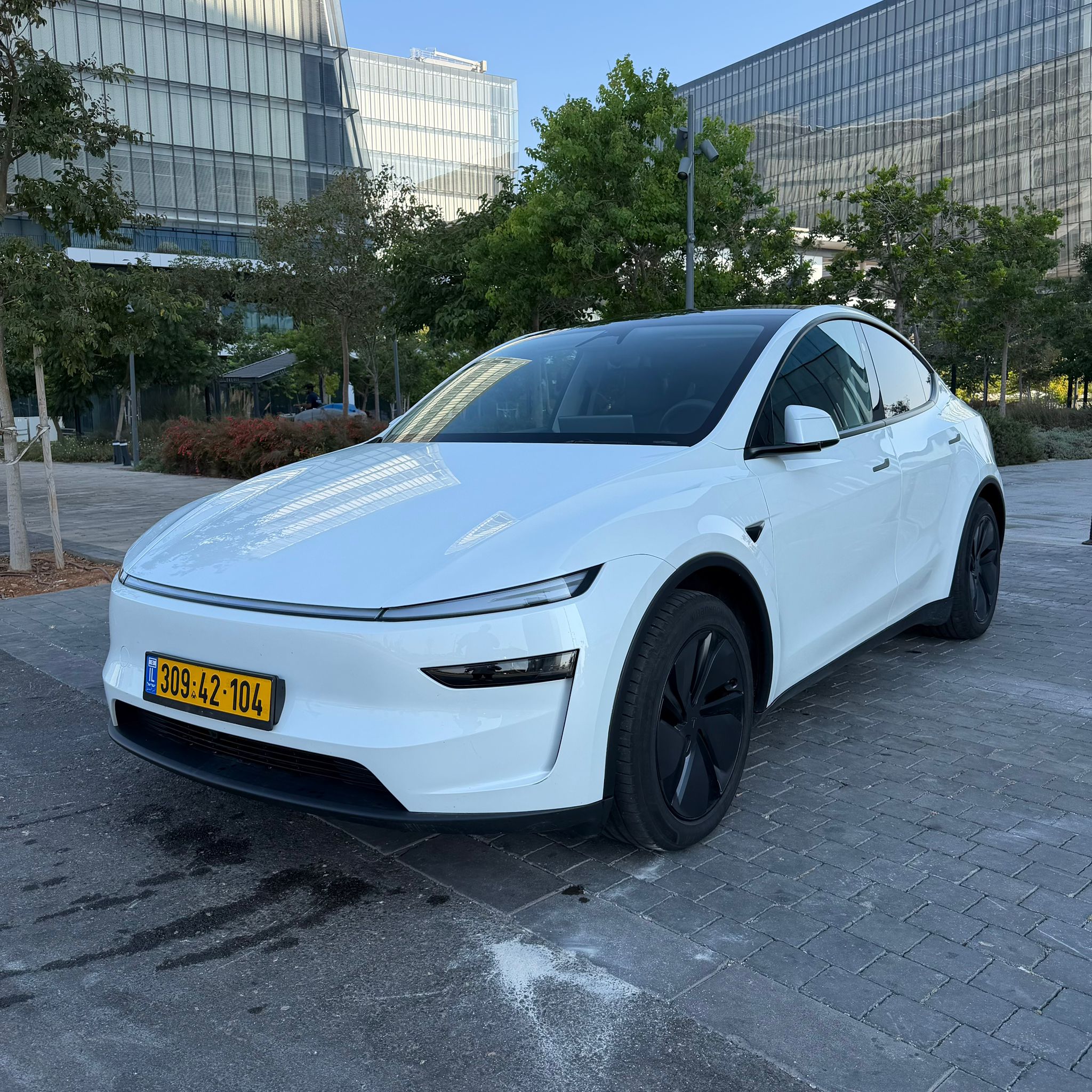 טסלה  Y 2025