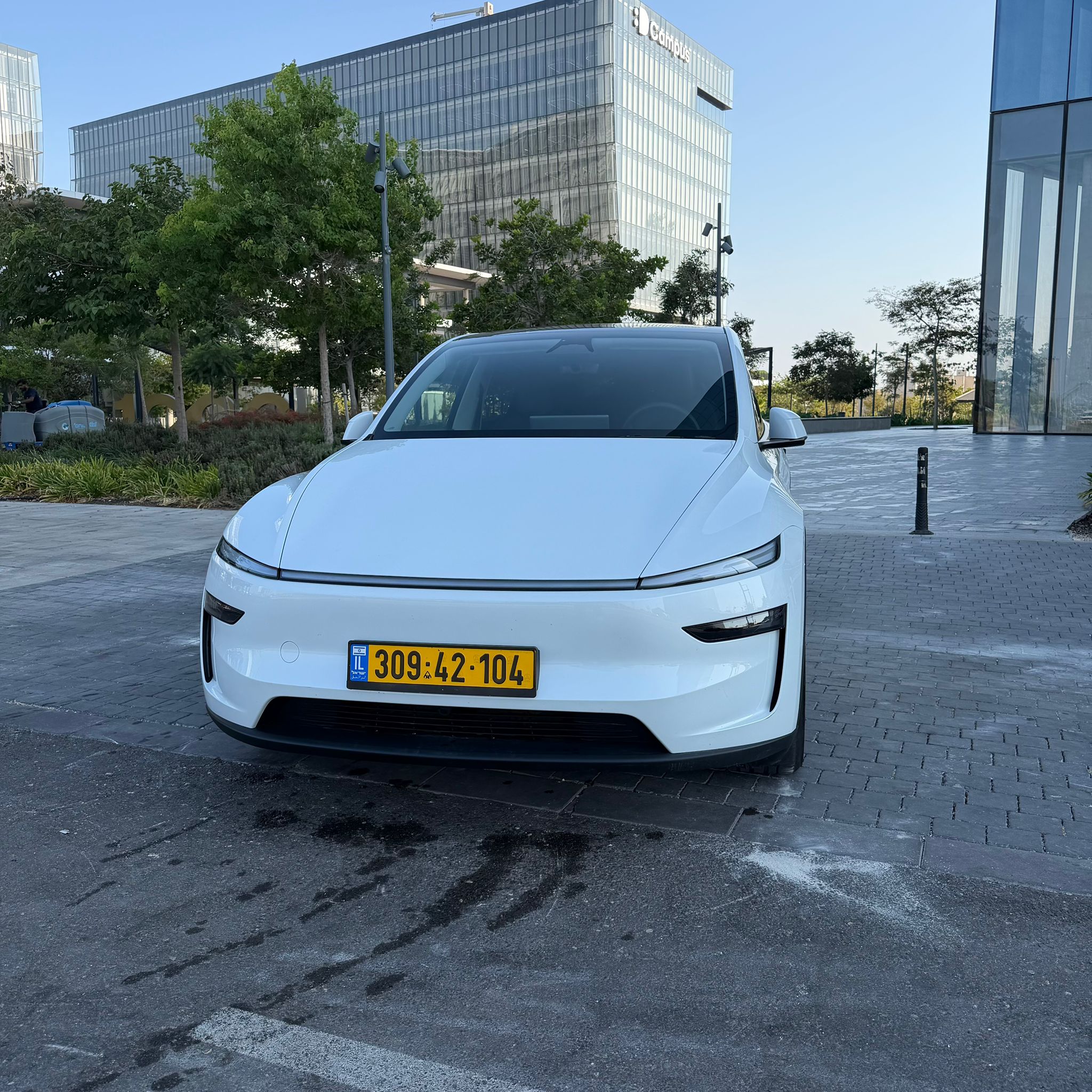 טסלה  Y 2025