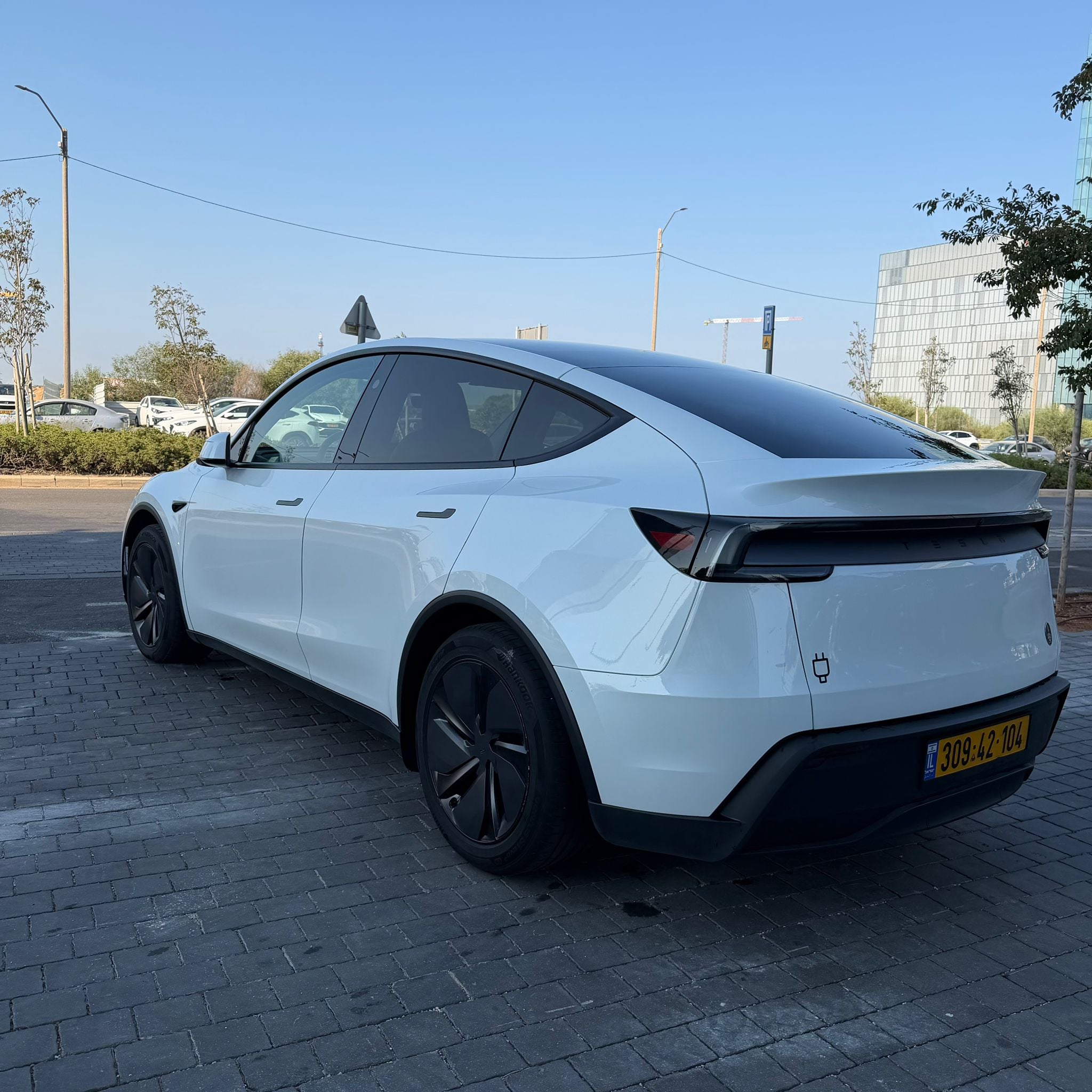 טסלה  Y 2025