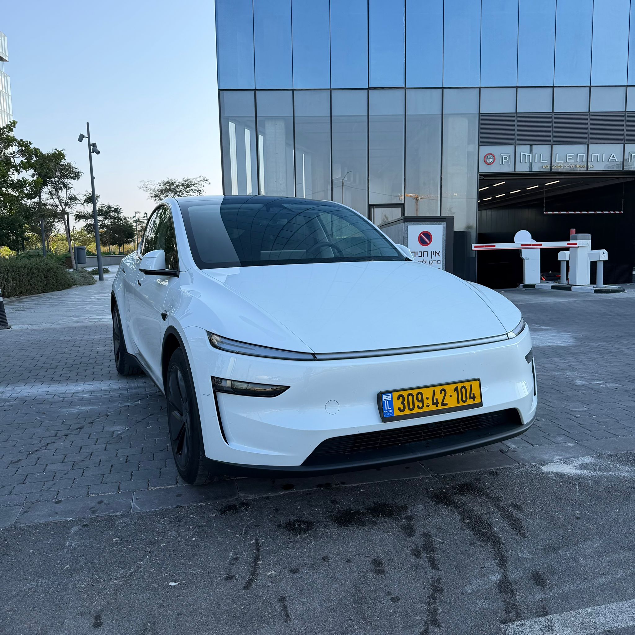 טסלה  Y 2025