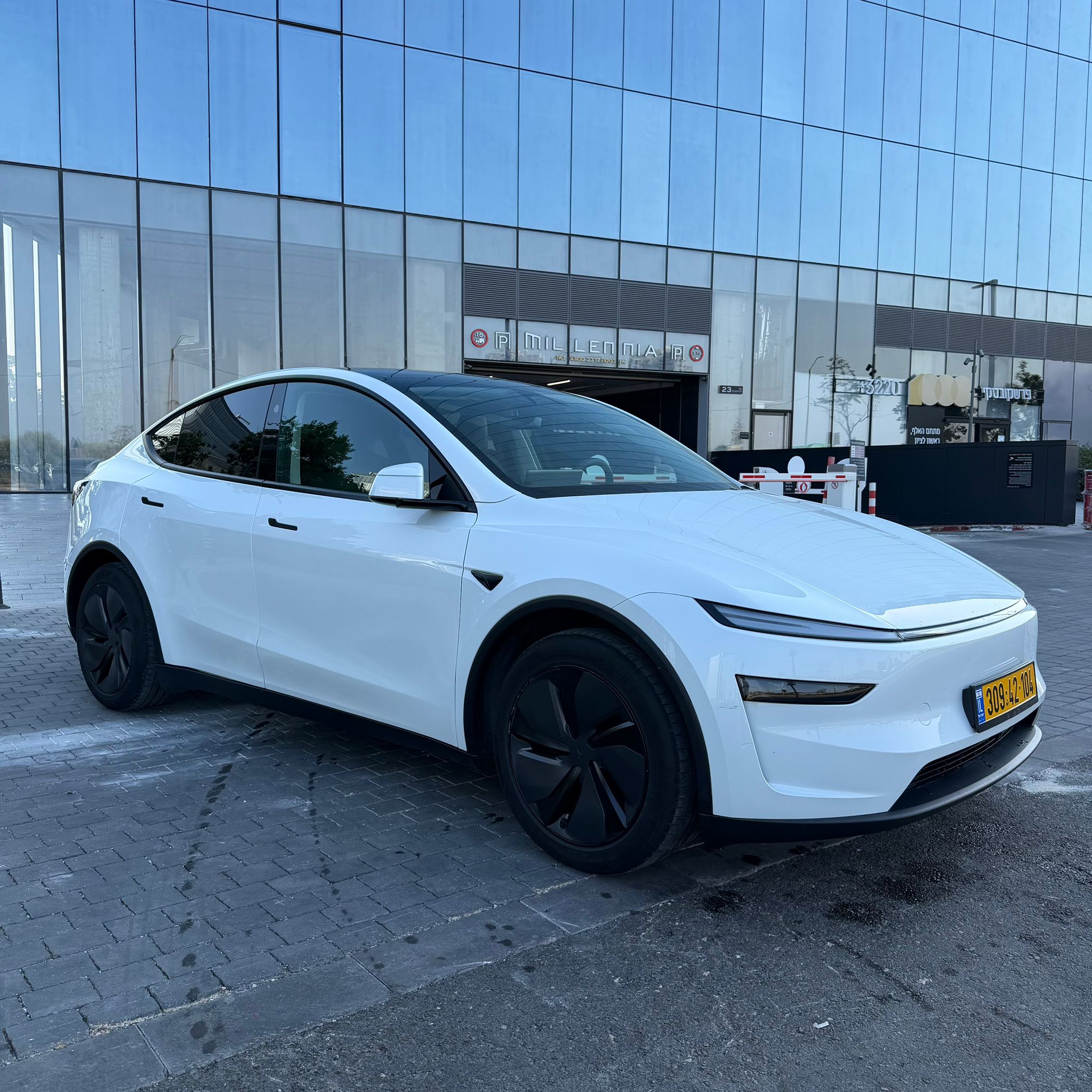טסלה  Y 2025