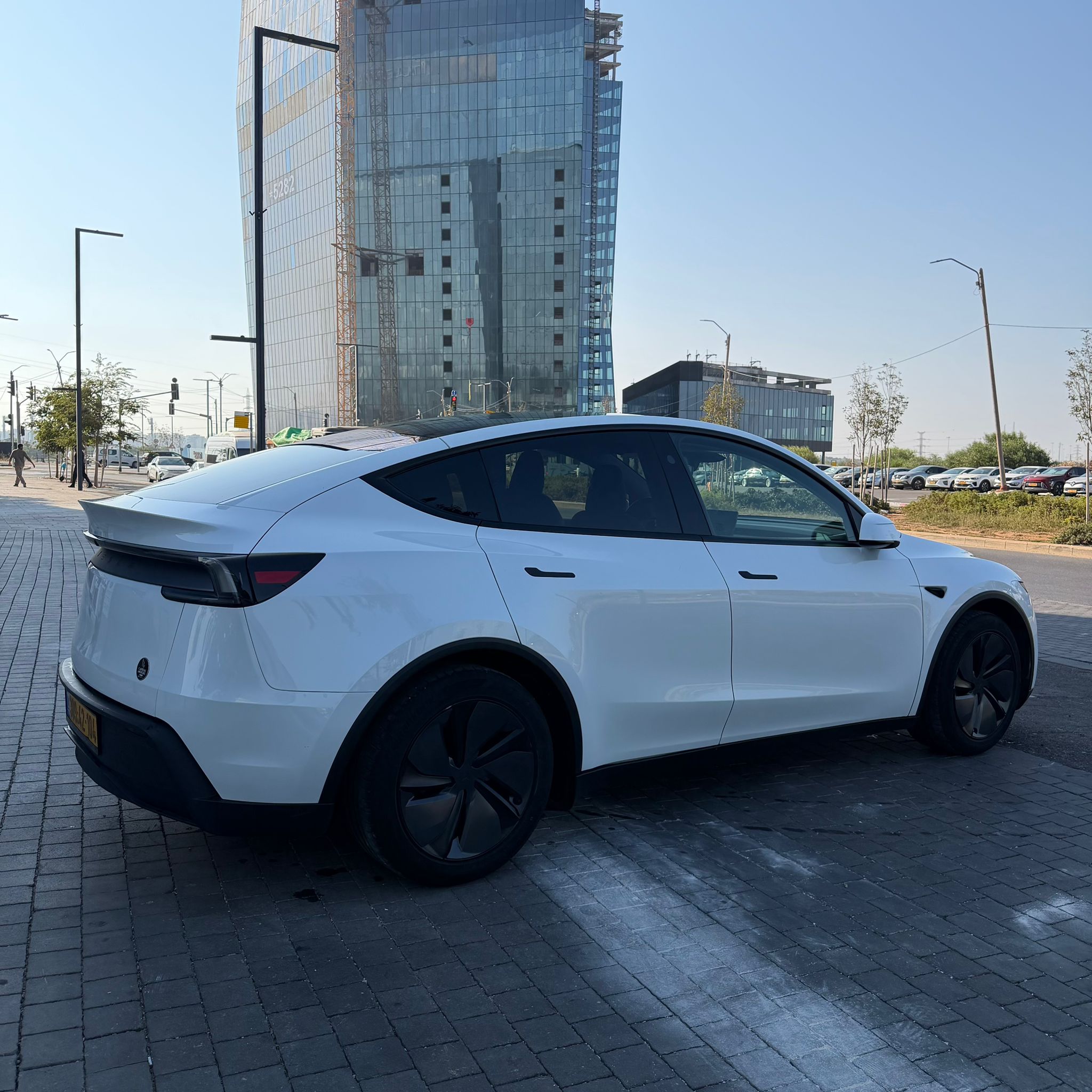 טסלה  Y 2025