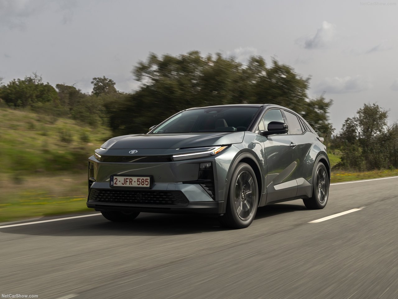 טויוטה C-HR+ בהנעה כפולה )4X4(